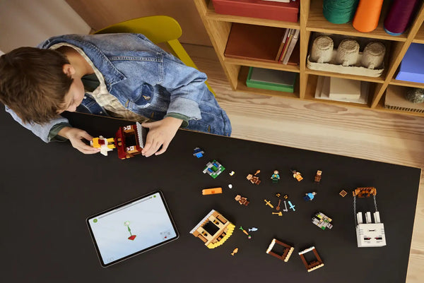 Lego: Minecraft the Ghast Balloon Village Attack - Ages 10+