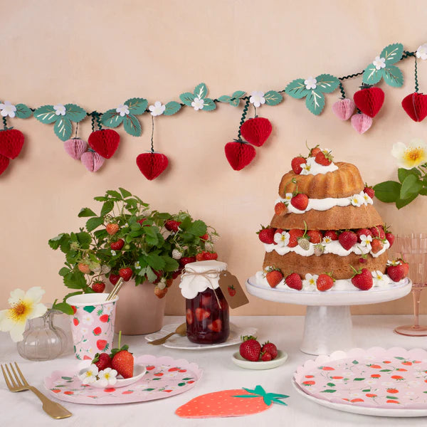 MM: Strawberry Pattern Dinner Plates 8 Pieces